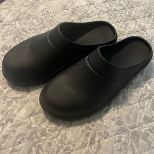 OOFOS Men’s Waterproof Clogs